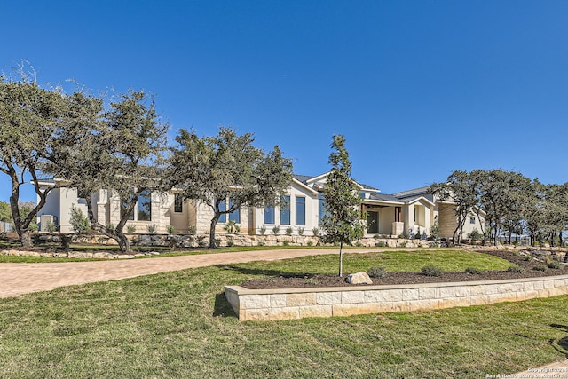 view of front of house featuring a front yard