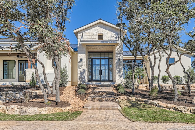 view of front of property featuring ceiling fan