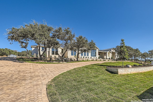 view of front facade with a front yard