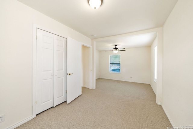 unfurnished room with light carpet and ceiling fan