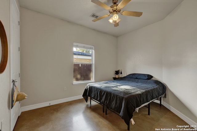 bedroom with ceiling fan