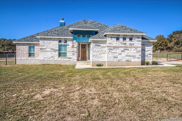 view of front of property featuring a front lawn