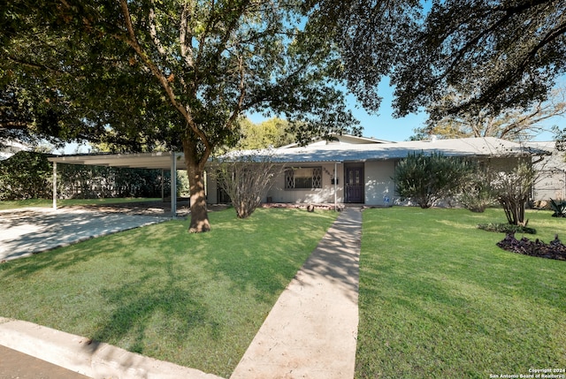 view of front of property featuring a front yard and a carport