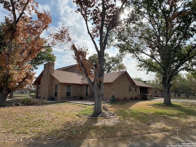 view of front facade featuring a front lawn