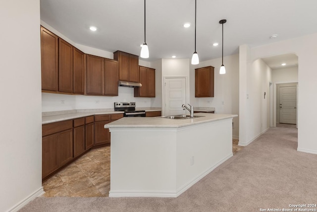 kitchen featuring electric stove, decorative light fixtures, and a kitchen island with sink