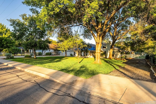 view of front of house featuring a front lawn