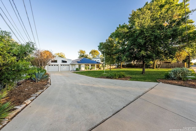 single story home featuring a front lawn