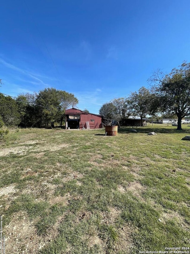 view of yard with an outbuilding