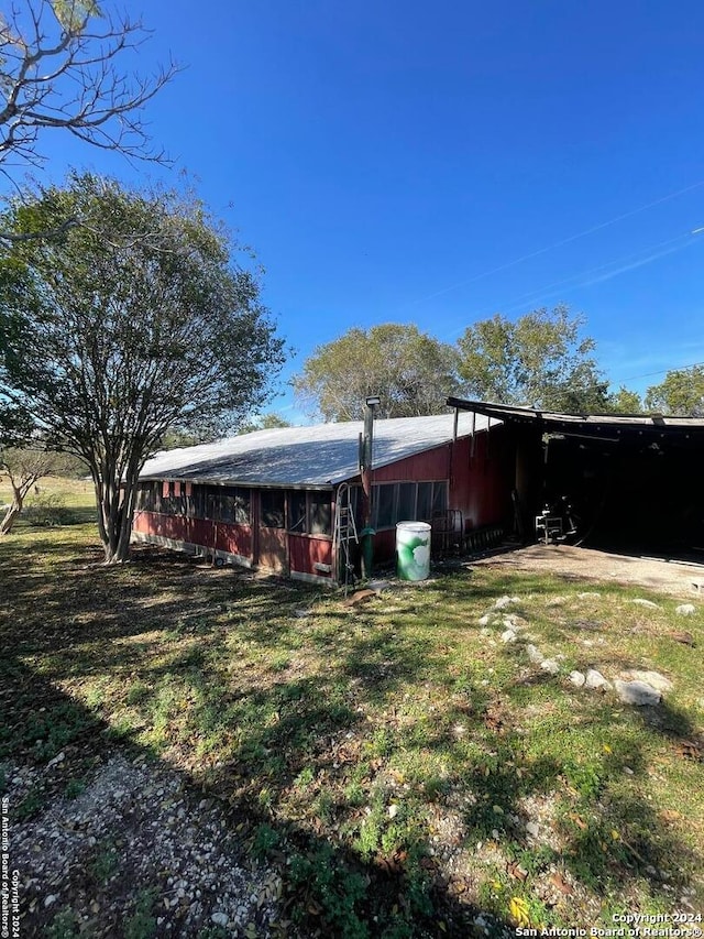 view of yard with an outbuilding