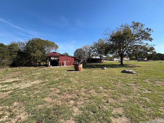 view of yard with an outdoor structure