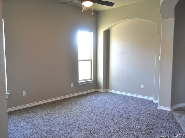 unfurnished room with carpet floors and ceiling fan