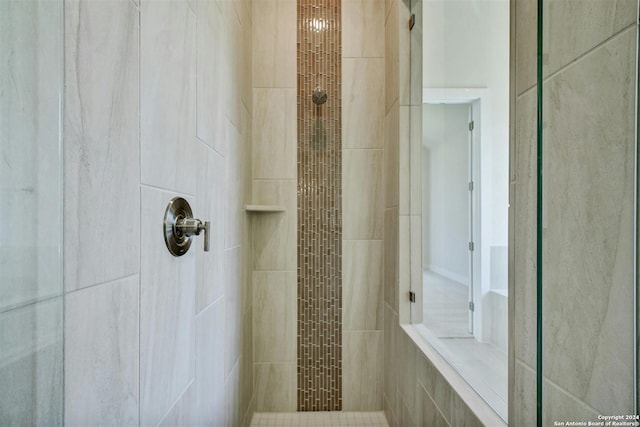 bathroom featuring tiled shower