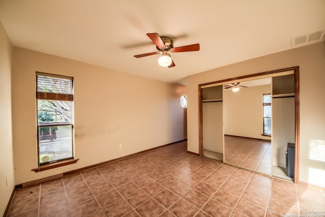 unfurnished bedroom featuring ceiling fan and a closet