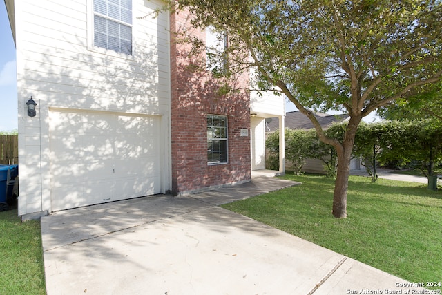 view of front of house with a front lawn