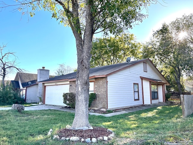 view of front facade featuring a garage and a front yard