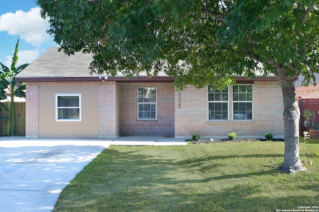 view of front of home featuring a front yard