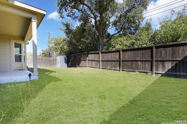 view of yard with a shed