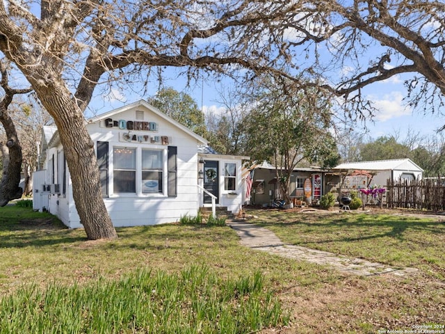 view of front facade featuring a front yard