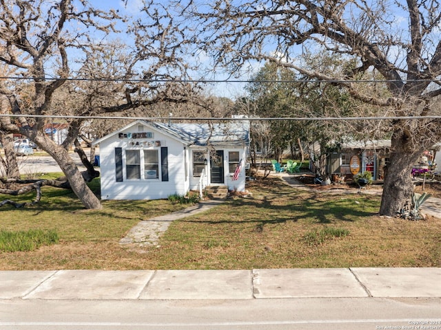 view of front of property with a front yard