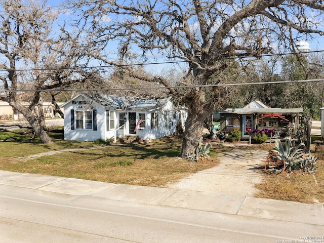 view of front of house featuring a front lawn