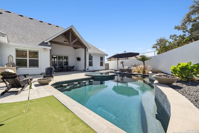 view of pool with an in ground hot tub and a patio