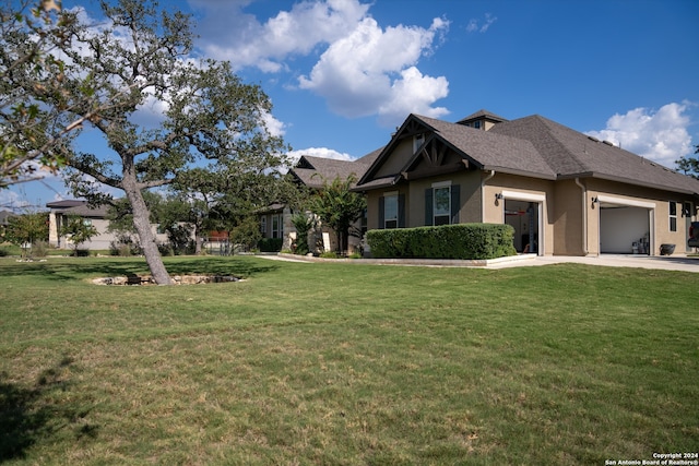 view of front of house featuring a front lawn and a garage