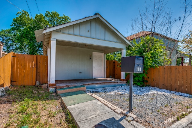 view of front of property with covered porch