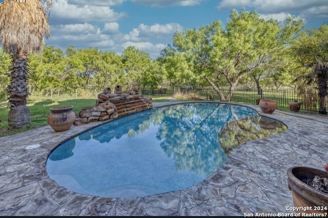 view of swimming pool