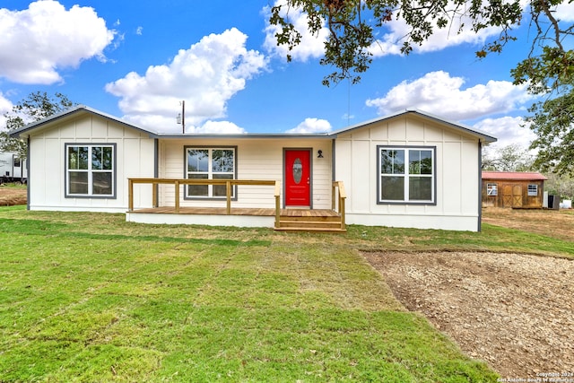 view of front facade featuring a front lawn and covered porch