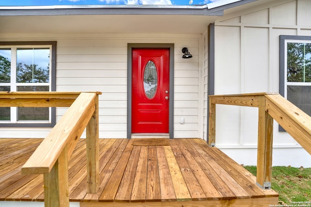 entrance to property featuring a wooden deck