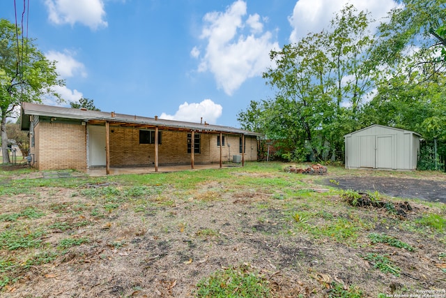 view of yard featuring a shed and a patio area