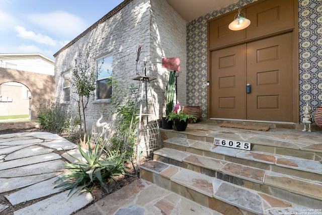 doorway to property with covered porch