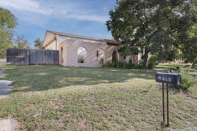 view of front of property with a front yard