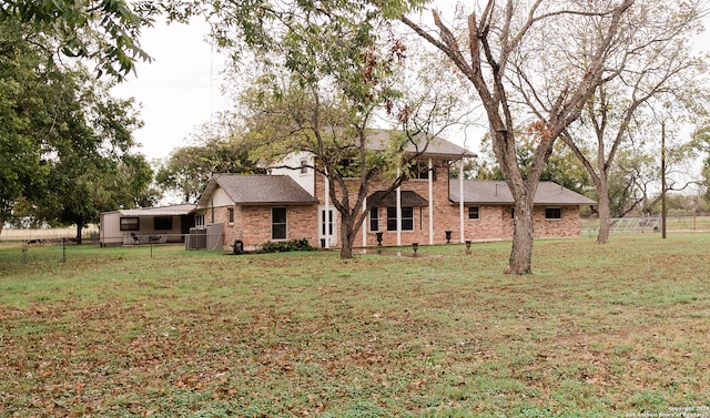 view of front of house featuring a front lawn