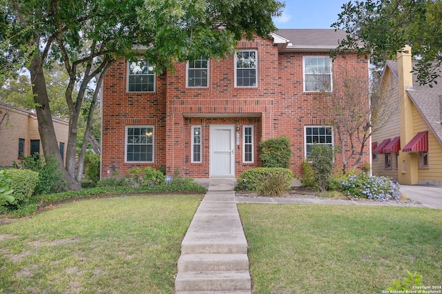 view of front of house featuring a front yard