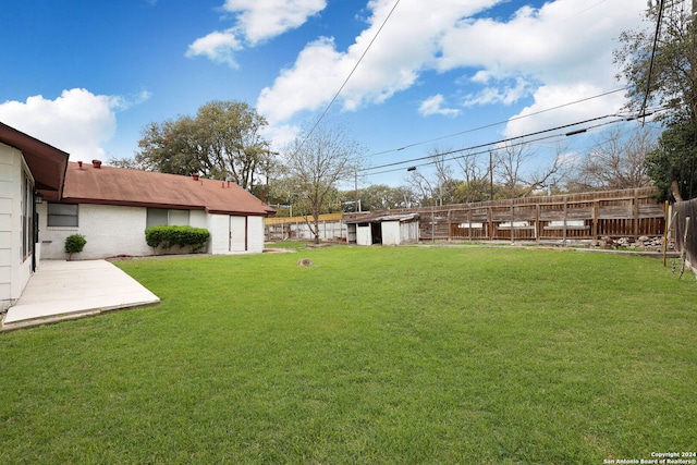 view of yard featuring a storage unit