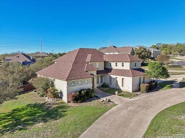 view of front of property featuring a front yard