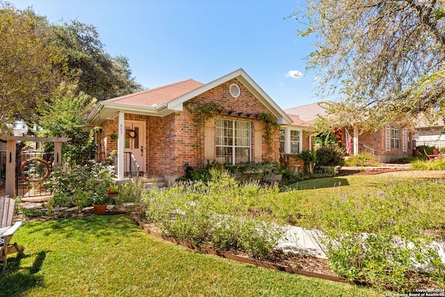 ranch-style house featuring a front yard