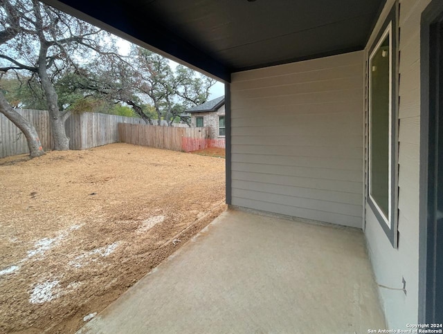 view of yard featuring a patio area