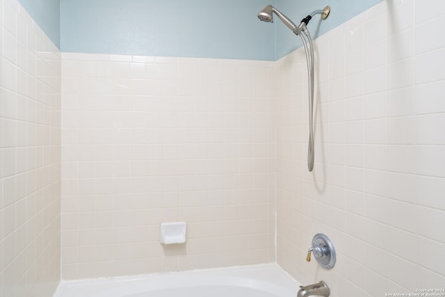 bathroom featuring tiled shower / bath