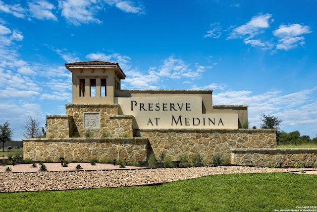 community / neighborhood sign featuring a lawn