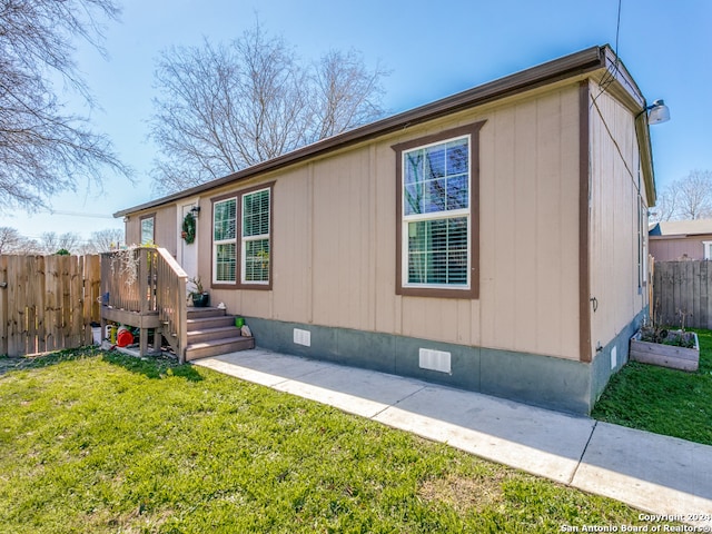 view of front of home featuring a front lawn