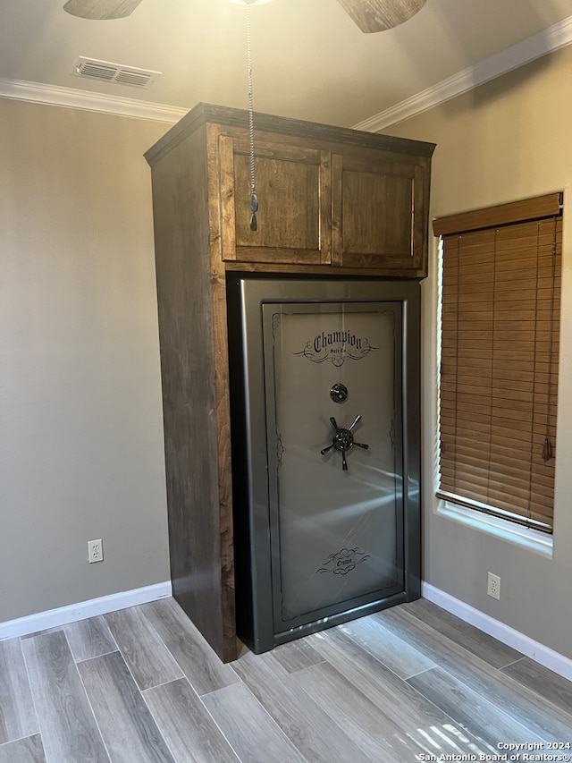 interior details with ornamental molding, wood finish floors, visible vents, and baseboards