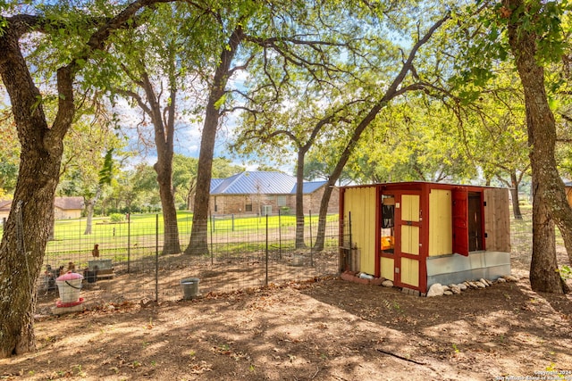 view of yard with an outbuilding