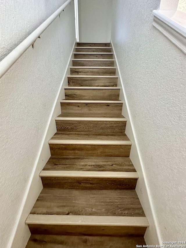 330 Agency Oaks, San Antonio, TX 78249 - staircase with a textured wall