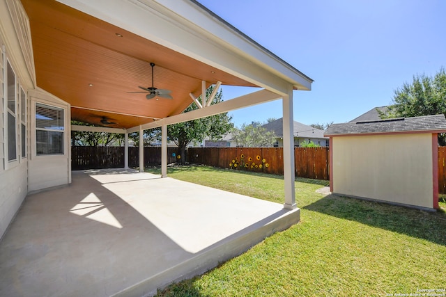 view of patio with ceiling fan