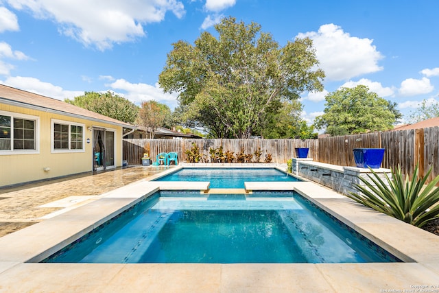 view of pool featuring an in ground hot tub