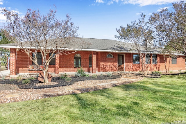 single story home with a front lawn