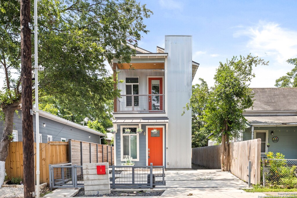 view of front of home featuring a balcony