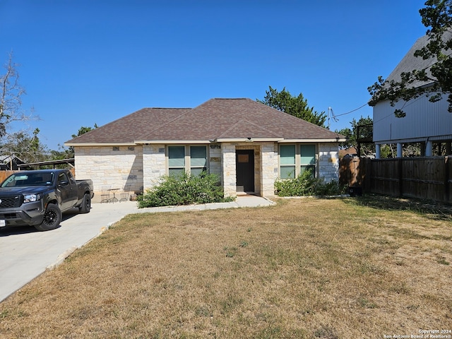 view of front of property featuring a front lawn